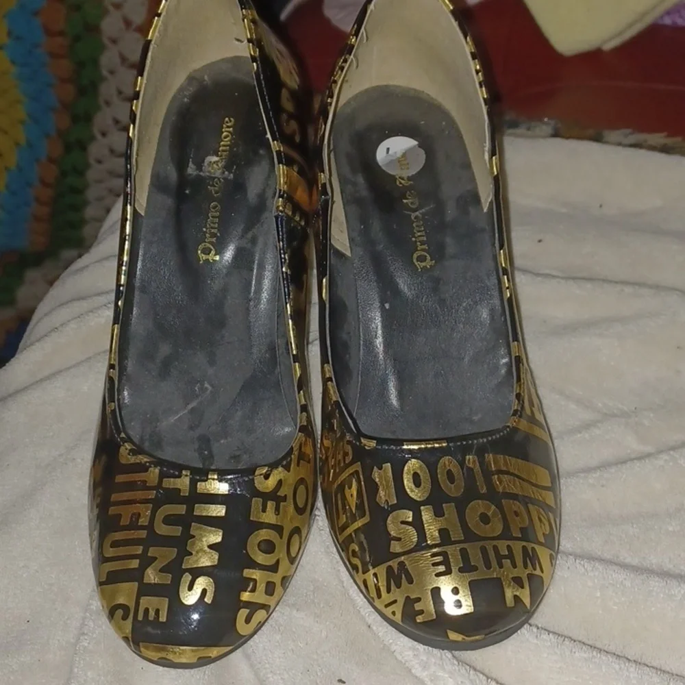 Prima de Amore Wedges, black & gold, printed, patent leather look, sz 7